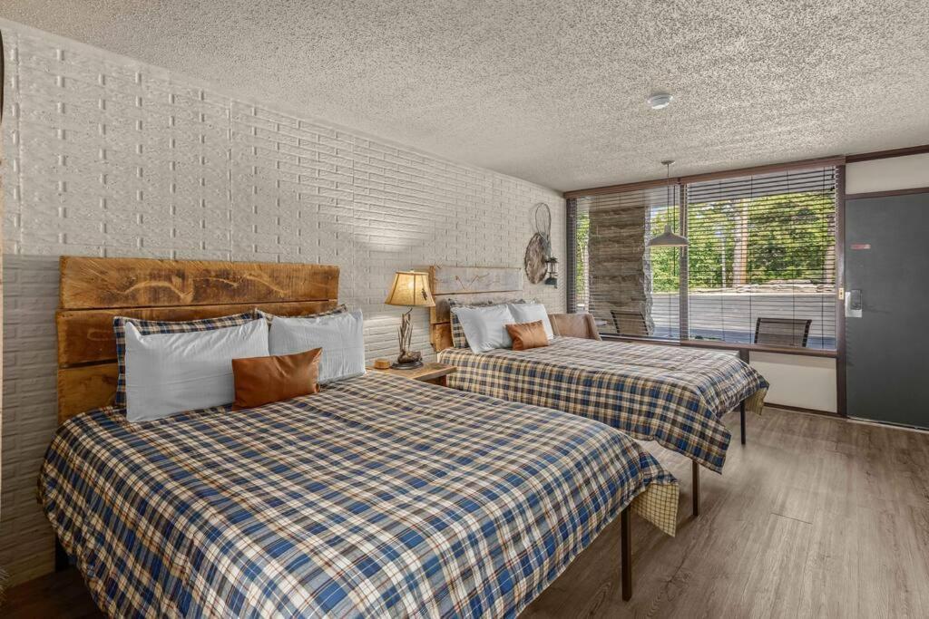 Stonegate Lodge 2 Queen Beds Fast Wifi 50" Tv Salt Water Pool Room #207 Eureka Springs Εξωτερικό φωτογραφία