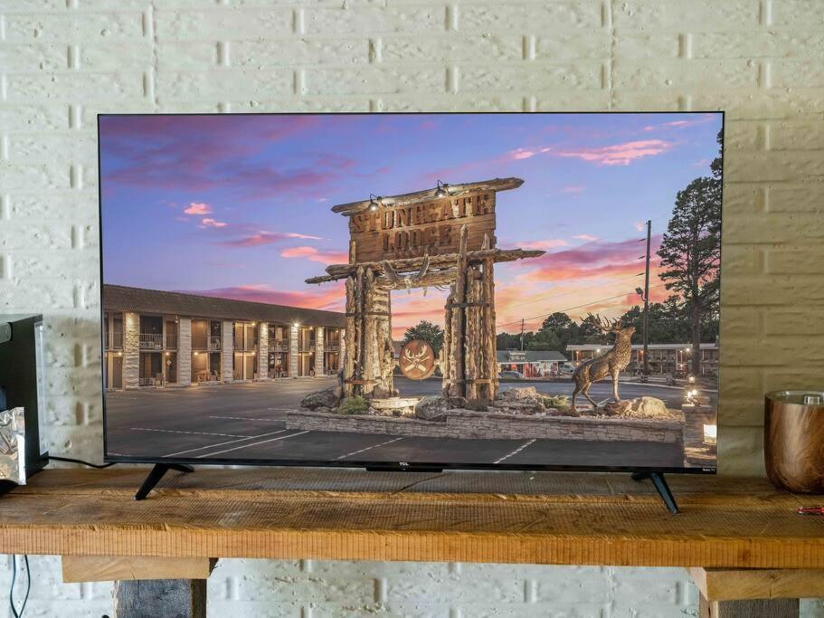 Stonegate Lodge 2 Queen Beds Fast Wifi 50" Tv Salt Water Pool Room #207 Eureka Springs Εξωτερικό φωτογραφία