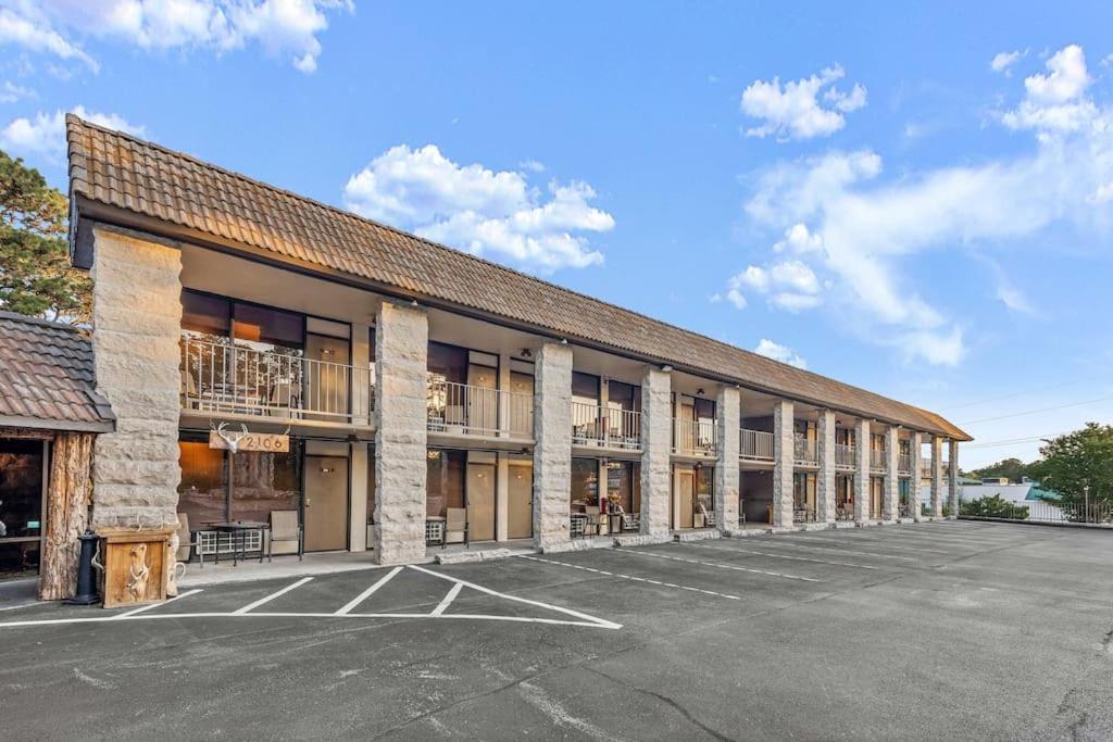 Stonegate Lodge 2 Queen Beds Fast Wifi 50" Tv Salt Water Pool Room #207 Eureka Springs Εξωτερικό φωτογραφία