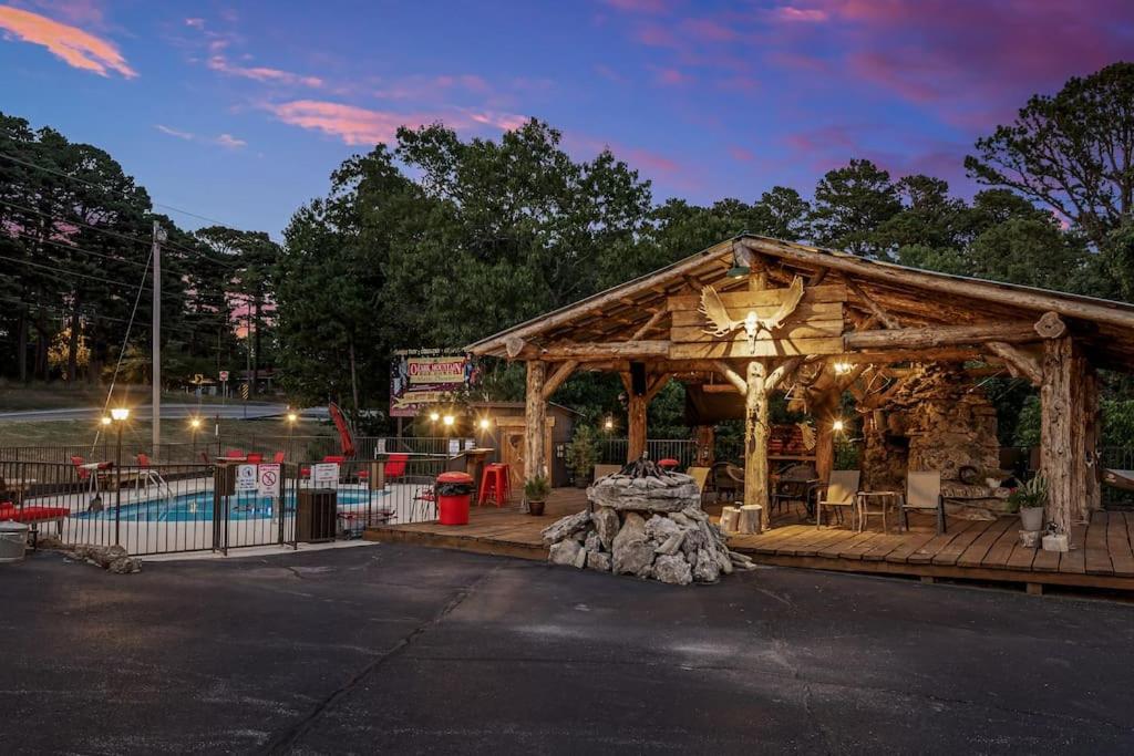 Stonegate Lodge 2 Queen Beds Fast Wifi 50" Tv Salt Water Pool Room #207 Eureka Springs Εξωτερικό φωτογραφία